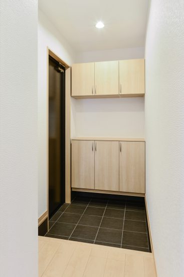 愛知県長久手市の注文住宅の飾り棚付き玄関ホール