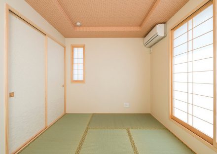 名古屋市名東区の注文住宅の障子の付の障子がありおしゃれな折り上げ天井のある和室