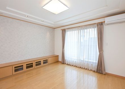 名古屋市南区の注文住宅の棚付き、折り上げ天井のある2階洋室