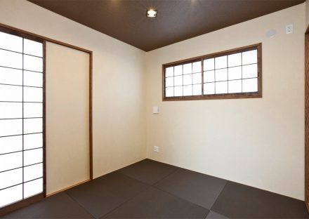 名古屋市名東区の注文住宅の黒のへりなし畳のモダンかつ落着きのある和室