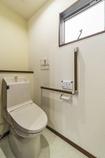 名古屋市北区の注文住宅の窓＆手すり付のトイレ
