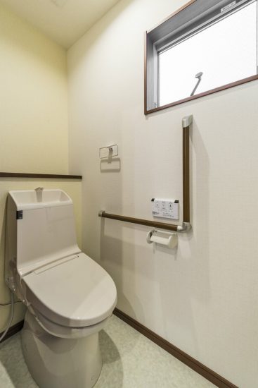 名古屋市北区の注文住宅の窓&手すり付のトイレ