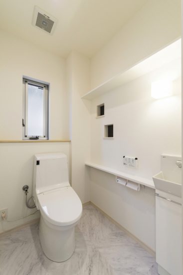 名古屋市天白区の注文住宅のスタイリッシュな手洗い場付きトイレ
