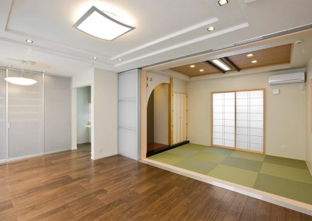 名古屋市南区の注文住宅のリビングからつながるモダンでおしゃれな和室の写真