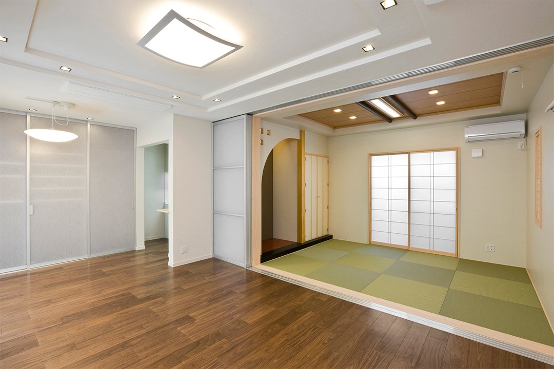 名古屋市南区の注文住宅のリビングからつながるモダンでおしゃれな和室の写真