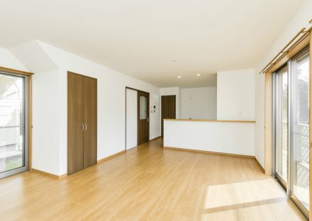 愛知県日進市の注文住宅のナチュラルカラーの明るいLDK