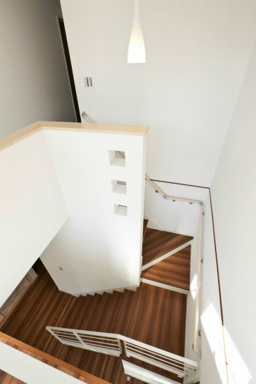 名古屋市千種区の注文住宅の吹抜け&スクエアの模様があるおしゃれな階段