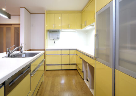 愛知県豊田市の注文住宅の収納・作業スペースもたっぷりの黄色のキッチン