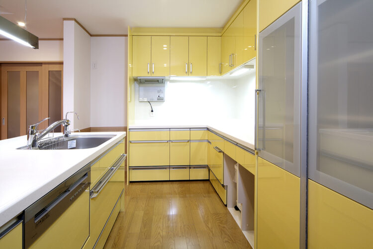 愛知県豊田市の注文住宅の収納・作業スペースもたっぷりの黄色のキッチン