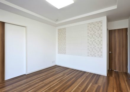 名古屋市千種区の注文住宅の壁の模様がエレガントな洋室