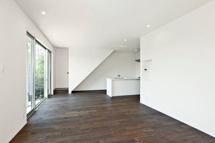 名古屋市守山区の注文住宅のモノトーンのシンプルな空間のすっきりと広いリビング