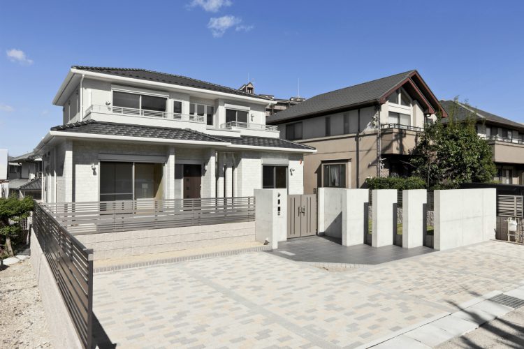 名古屋市千種区の注文住宅のおしゃれな注文住宅外観デザイン＆駐車場