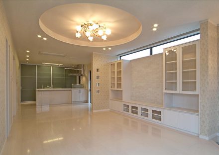 愛知県豊田市の注文住宅の天井のデザインが美しく広さのあるLDK