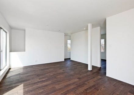 名古屋市守山区の注文住宅のダークカラーのフローリングで落ち着いた雰囲気の洋室