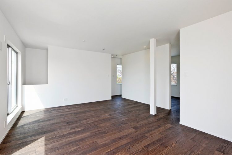 名古屋市守山区の注文住宅のダークカラーのフローリングで落ち着いた雰囲気の洋室