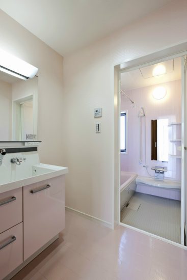 名古屋市千種区の注文住宅の白で統一された浴室＆洗面室