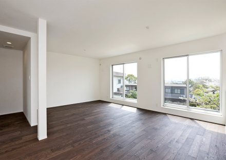 名古屋市守山区の注文住宅の美しい景色が見られる大きな窓の付いたおしゃれな洋室