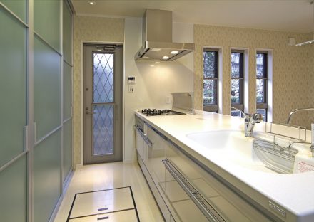 愛知県豊田市の注文住宅のおしゃれな収納付きの勝手口付の明るいシステムキッチン