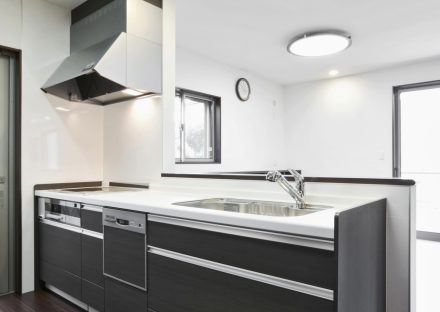 名古屋市名東区の注文住宅のモノトーンのシステムキッチン