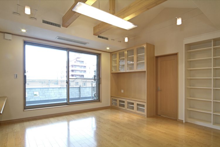 愛知県豊田市の注文住宅の収納や天井まで細部までデザインされた2階リビング