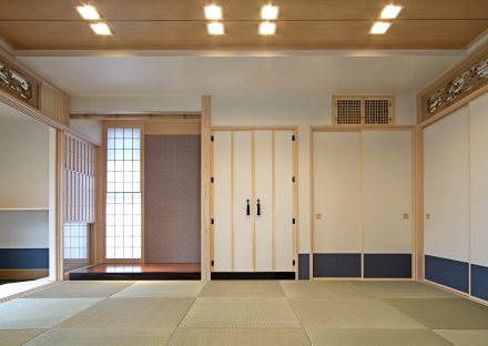 愛知県豊田市の注文住宅の欄間・床の間の付いたヘリなし畳の和室写真