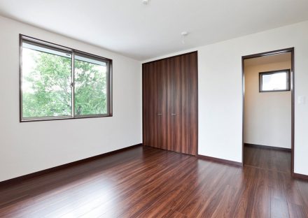 名古屋市名東区の注文住宅の収納付きのシンプルな洋室