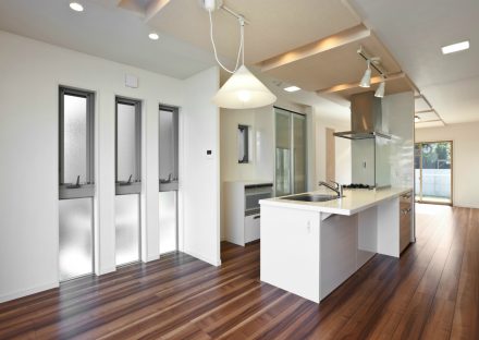 名古屋市千種区の注文住宅のおしゃれなアイランドキッチン