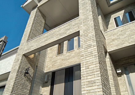 愛知県豊田市の注文住宅の2階まで続くインパクトあるデザインの玄関