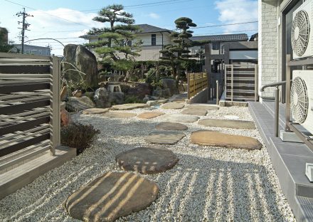 愛知県豊田市の注文住宅の砂利の中に石が配置られた落ち着きのある和風の庭の写真