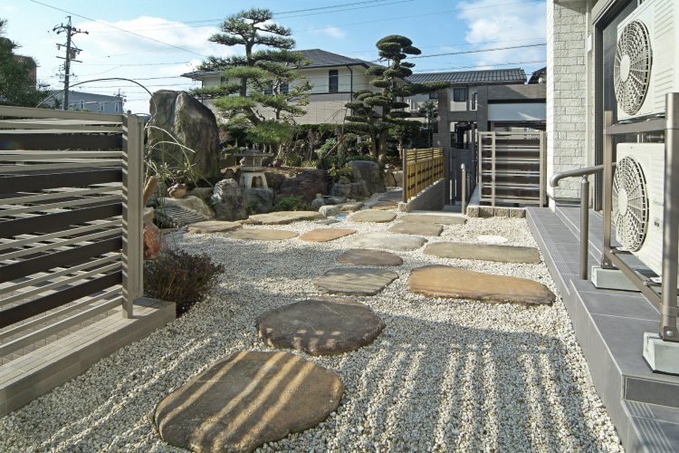 愛知県豊田市の注文住宅の砂利の中に石が配置られた落ち着きのある和風の庭の写真