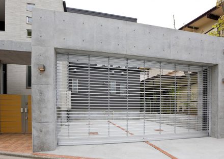 名古屋市東区の注文住宅のシャッターの付いたおしゃれなガレージ