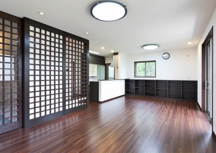 名古屋市名東区の注文住宅の格子がアクセントのLDK