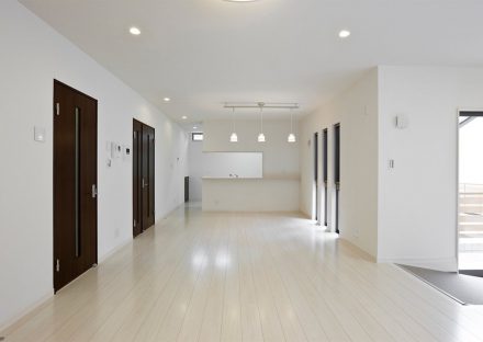 名古屋市東区の注文住宅の床を白、建具をダークブラウンと、コントラストを高くし、モダンなイメージのLDK