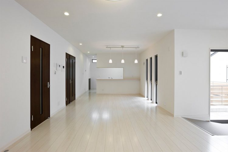 名古屋市東区の注文住宅の床を白、建具をダークブラウンと、コントラストを高くし、モダンなイメージのLDK