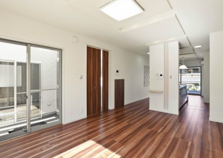 名古屋市千種区の注文住宅の木目調のフローリングのLDK