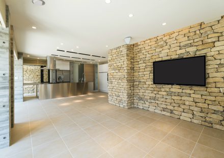 名古屋市瑞穂区の注文住宅の石積みの壁が特徴の広いリビングダイニング