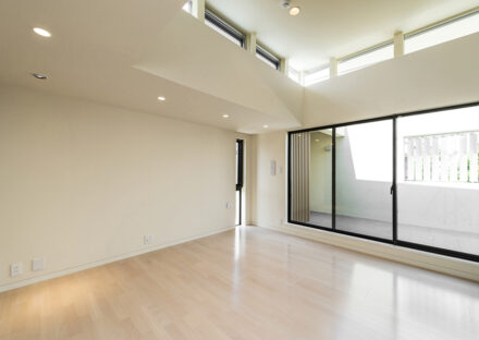 名古屋市瑞穂区の注文住宅の窓が多くあり明るいモダンな洋室