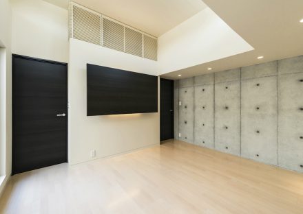 名古屋市瑞穂区の注文住宅の高さのある天井にコンクリート打ちっぱなしの壁がある主寝室