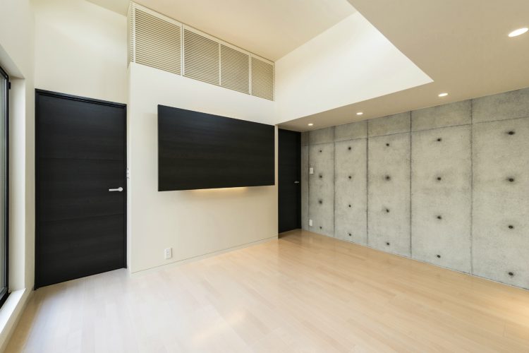 名古屋市瑞穂区の注文住宅の高さのある天井にコンクリート打ちっぱなしの壁がある主寝室