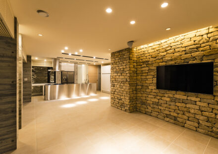 名古屋市瑞穂区の注文住宅の夜のライトアップされたリビングダイニング