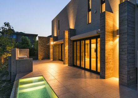 名古屋市瑞穂区の注文住宅のキッチンの付いたテラス(夜景)