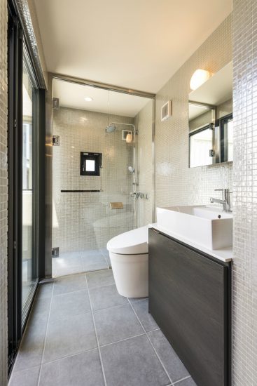 名古屋市瑞穂区の注文住宅の明るい開放感あるシャワールーム＆トイレ