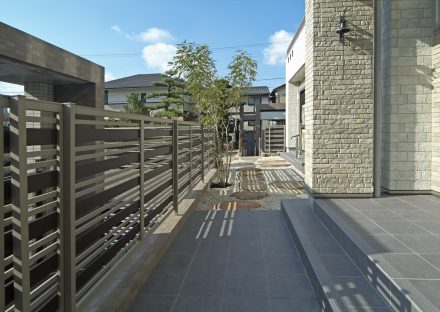 愛知県豊田市のデザイン注文住宅 石の並べられたポーチ