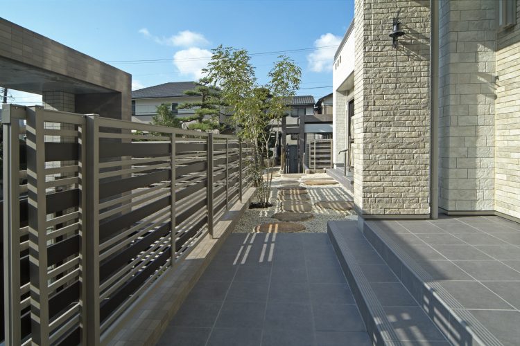 愛知県豊田市のデザイン注文住宅　石の並べられたポーチ