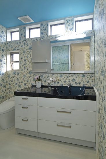 愛知県豊田市の注文住宅の壁紙と窓の配置がおしゃれな洗面室
