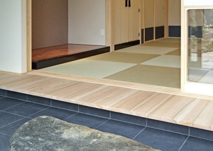 愛知県豊田市の注文住宅の土間からつながるモダンな和室の写真