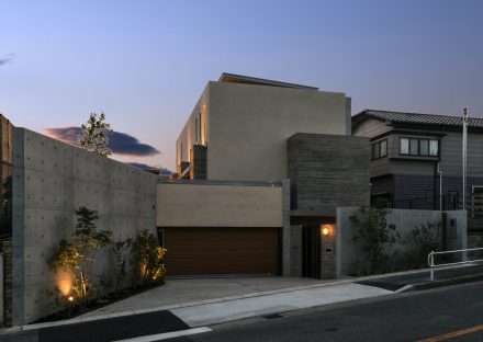 名古屋市瑞穂区の注文住宅のコンクリートをデザインに取り込んだハイセンスな外観
