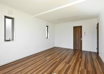 名古屋市千種区の注文住宅の濃い目のフローリングの洋室