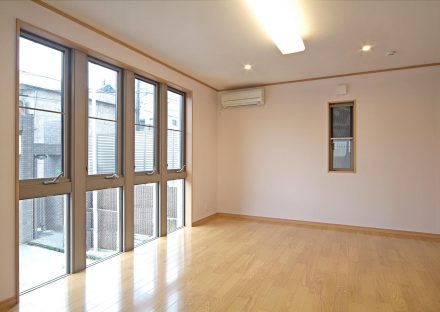 愛知県豊田市の注文住宅の窓が並ぶ明るい洋室