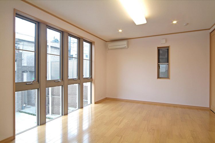 愛知県豊田市の注文住宅の窓が並ぶ明るい洋室